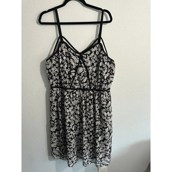Lane Bryant Womens Sz 18/20 Dress Black White Floral Stretch Waist Strappy - Picture 2 of 8